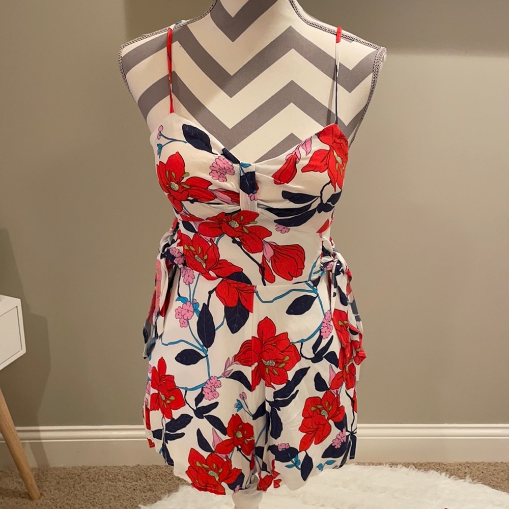 Floral print Gianni Bini Romper with adjustable straps and side ties (brand new)